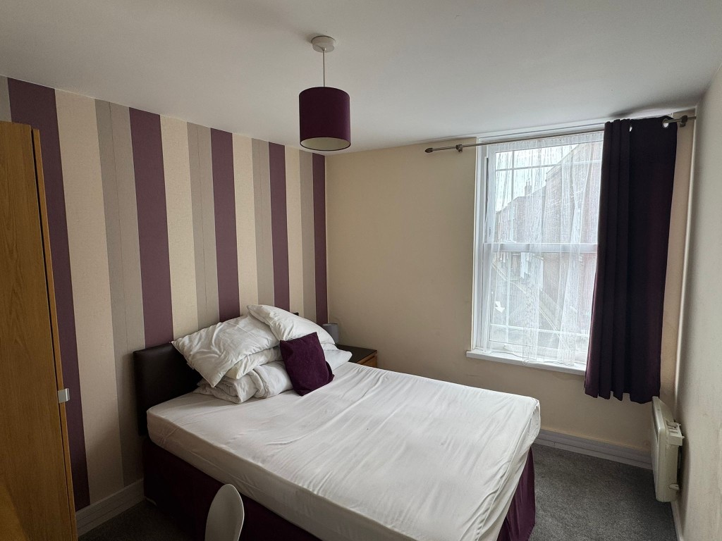 Lot: 142 - FORMER PUB AND HOTEL WITH PLANNING PERMISSION FOR RESIDENTIAL CONVERSION - Example of hotel bedroom